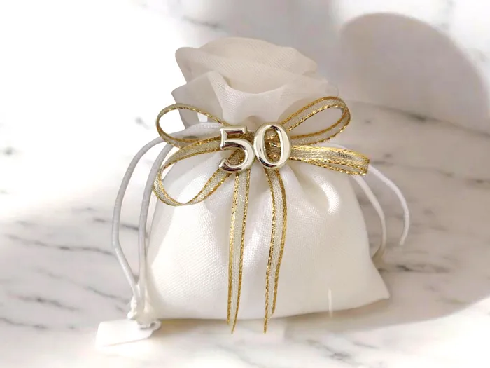 Sacchettino bomboniera bianco con fiocco dorato e numero 50 per anniversario di matrimonio