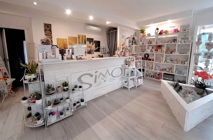 Interno de La Boutique dell'Arte a Travedona-Monate con bomboniere, accessori regalo e bigiotteria