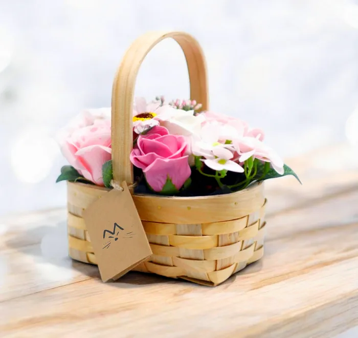 Cestino con fiori di sapone, idea regalo originale e decorativa, disponibile a Varese e provincia